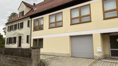 Bild: Eichl
Der Verkauf des Pfarrhauses (links) ist beschlossen, vom Bonhoefferhaus (rechts) mag sich die Kirchengemeinde nicht trennen.