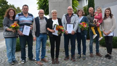 Bild: jr
Langjährige Mitarbeiter zeichnete die Firma Tiefbau Schaumberger im Rahmen eines Betriebsfestes aus. Im Bild (von links) Sibylle und Thomas Männer, Theo und Maria Schaumberger, Robert und Andrea Scholz sowie Geschäftsführer Johannes Schaumberger mit Tochter Emma und Ehefrau Nadine.