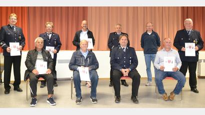 Bild: hcz
Die Geehrten bei der Feuerwehr Schirmitz mit 1. Vorsitzendem Andreas Hochwart (sitzend, Zweiter von rechts).