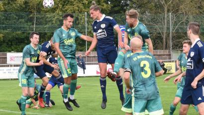 Bild: gb
Am vergangenen Samstag verlor der SV Mitterteich (grüne Trikots) das Derby gegen Kickers Selb (hier köpft Eduard Root) mit 0:4. Am Sonntag gastiert der FC Herzogenaurach in Mitterteich.