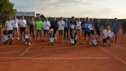 Bild: jr
20 Herren und 4 Damen gingen bei den Tennis-Stadtmeisterschaften in Mitterteich an den Start. Im Bild die Sieger und Platzierten der verschiedenen Klassen mit den Ehrengästen.