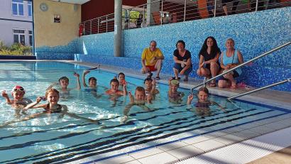 Bild: Christine Fleischmann/exb
Da war die Freude groß: (von links) Bernhard Fleischmann, Barbara Hottner, Veronika Straller und Hildegard Walch mit den Kindern und ihren Schwimmabzeichen.