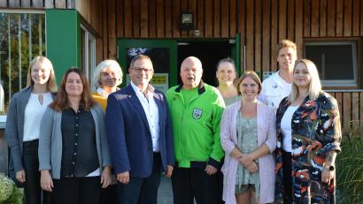 Bild: Tanzgruppe Welnhofer/exb 
Zweiter Bürgermeister Egbert Völkl (Vierter von links) gratulierte dem neuen Vorstand mit (von links) Sophie Deseive, Melanie Schuhbauer, Marion Dietz, Mike Welnhofer, Christine Grundler, Gaby Großer, Nikolai Welnhofer und Stella Welnhofer.