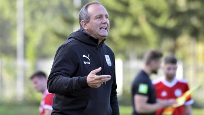 Archivbild: Hubert Ziegler
Ambergs Trainer Karl-Heinz Wagner fordert von seinen Spielern Konzentration bis zum Abpfiff.