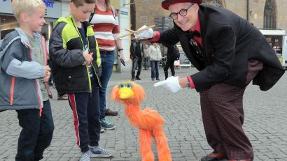 Bild: Wolfgang Steinbacher
"Amberg macht die Augen auf": Mit einer Aktion (Pantomime und Verteilung von Postkarten) am Marktplatz starteten die interkulturellen Wochen in Amberg.