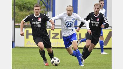 Bild: Hubert Ziegler
Mit 26 Treffern in acht Spielen stürmten Auerbachs Spielertrainer Michael Keil (Mitte) und seine Mannschaft an die Spitze der Kreisliga Süd. Im Top-Spiel geht es diesmal gegen den Tabellendritten DJK Utzenhofen, der erst vier Gegentore kassierte. 


Bild: Ziegler