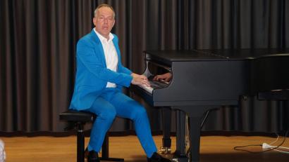 Bild: wel
In charmantem Plauderton und mit Sprachwitz ging Johannes Kirchberg musikalisch auf die Probleme der heutigen Gesellschaft ein.
