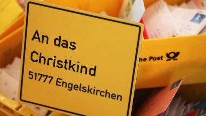 Bild: Oliver Berg/dpa
Kisten mit Wunschbriefen an das Christkind.