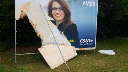 Bild: Wolfgang Lotter/exb
Die CSU sieht sich als Opfer organisierter Attacken auf ihre Plakate. In Pfreimd haben Unbekannte die Holzwand eines Großflächenplakates herausgeschlagen.