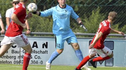 Archivbild: Hubert Ziegler
Dem Schlichter Torhüter Andreas Appel (Mitte) und seinen Vorderleuten steht ein arbeitsreicher Nachmittag bevor. Zu Gast ist die SV Grafenwöhr, die mit 27 Treffern die drittbeste Offensive der Bezirksliga Nord hat.