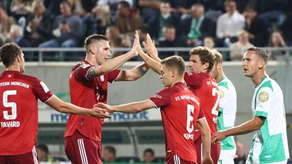 Bild: Daniel Karmann/dpa
Die Bayern jubeln auch in Fürth.