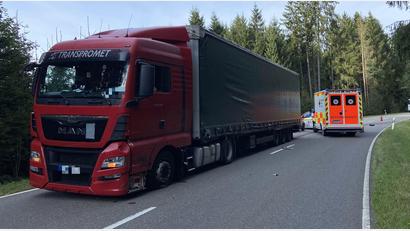 Bild: Gustl Beer
Mit diesem 40-Tonnen-Lkw stieß am Donnerstagnachmittag ein Motorradfahrer zusammen. Für den Mann kam jede Hilfe zu spät.