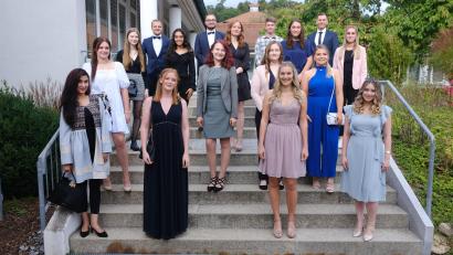 Bild: Uschald
Wegen Corona musste die Examensfeier in zwei getrennten Gruppen stattfinden. Dabei war auch die Zahl der üblicherweise teilnehmenden Gäste stark reduziert worden.