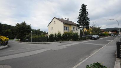 Bild: bey
Die Anton-Wurzer-Straße (rechts) im rückwärtigen Verlauf einschließlich der Anbindung an die Kreisstraße NEW 33 (links) soll endgültig saniert werden. Die entsprechende Ausschreibung darf nach der Entscheidung der Stadtrates starten.