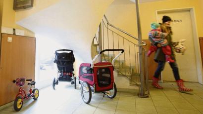 Symbolbild:  Bodo Marks/dpa
Die Hausordnung enthält viele Regelungen – zum Beispiel über Plätze zum Unterstellen von Rollatoren, Kinderwagen und Fahrrädern.