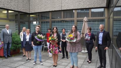 Bild: Kliniken Nordoberpfalz/exb
Viktor Berger, Sophia Freundl und Paula Bruhnke (vordere Reihe, von links) werden für ihr Ergebnis im Examen geehrt. Dazu gratulieren unter anderem Michaela Hutzler, Medizinische Direktorin (Zweite von links), Ausbildungsleiterin Tanja Chlup (Dritte von links) sowie Schulleiterin Kornelia Stang (Fünfte von links).