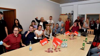 Bild: Petra Hartl
Bundestagswahlparty der SPD in Amberg: Die erste Hochrechnung um 18 Uhr wurde begeistert gefeiert.