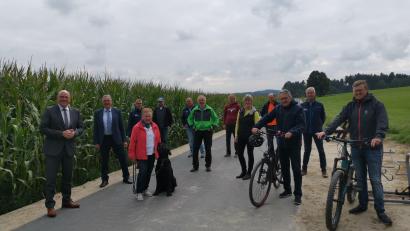 Bild: fphs
Freude über den Radweg von der Miedelmühle nach Thölau: Im Bild (vorne, von links) Oberbürgermeister Oliver Weigel, Franz Kammhuber vom Amt für Ländliche Entwicklung und Sonja Fröber von der Baufirma Fröber. Mit dem Radl da waren Stellvertretender Landrat Roland Schöffel und Radwegebeauftragter Sebastian Köllner. Mit auf dem Foto die Vertreter der beteiligten Firmen und der Verwaltung.