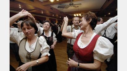 Archivbild: Alexander Unger
Abschlussabend beim Volkstanzkurs natürlich in Tracht.