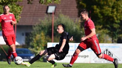Bild: Schrems
Der FC Tirschenreuth erkämpfte sich beim TSV Kirchenlaibach ein 1:1. Hier spielt Jakob Völkl (schwarzes Trikot) den Ball vor dem Kirchenlaibacher Daniel Kaufmann.