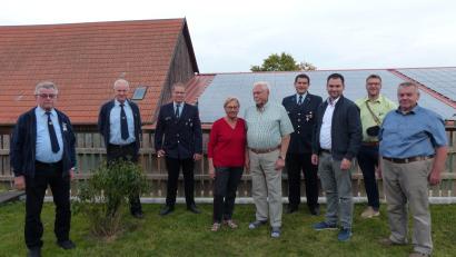 Bild: hme
Bürgermeister Sebastian Hartl (Dritter von rechts), 3. Bürgermeister Johann Kick (rechts) und die Vertreter der Neudorfer Vereine gratulierten Johann Götz (Mitte mit Partnerin Grete) zum 85. Geburtstag