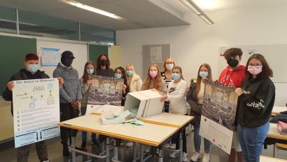 Bild: St. Michaels-Werk/exb
Eifrig zählen die Schüler der G10 unter Anleitung von Klassenleiterin Cornelia Haberkorn und Verena Mardanow, Organisatorin der Juniorwahl, die abgegebenen Stimmen nach der Schließung des Wahllokals aus.