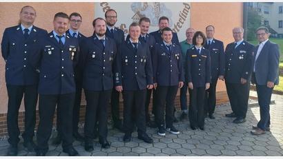 Bild: exb/Stephanie Bleuse
In der Jahreshauptversammlung der Feuerwehr Unterlind standen Neuwahlen und Ehrungen auf dem Programm. Auf dem Bild (von links) Stellvertretender Kommandant Georg Lehnert, Daniel Köstler, Simon Glaser, Christopher Prechtl, Franz-Julian Pscherer, der neu gewählte Erste Kommandant Raphael Pscherer, Lukas Völkl, Sebastian Wiche, Luca Daubner, Heiko Dumler, Kreisbrandinspektorin und ständige Vertreterin des Kreisbrandrats Kerstin Schmidt, Kreisbrandmeister Johannes Geisler, Vorsitzender Winfried Prokisch und Bürgermeister Franz Tauber.