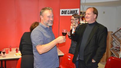 Bild: Kunz
Prost! Ali Zant (links) und Christian Weidner stoßen am Abend der Bundestagswahl 2021 an.