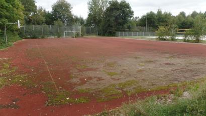 Bild: br
Im Rahmen einer Sanierung der kommunalen Sportstätte soll anstelle des Hartplatzes (unser Bild) ein Kunstrasenspielfeld angelegt werden.