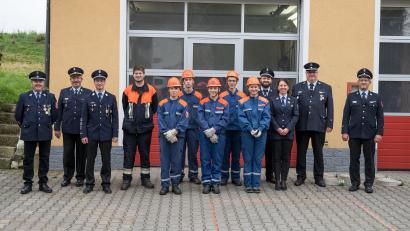 Bild: exb
Mit Erfolg stellten sich die Feuerwehranwärter der Jugendleistungsprüfung. Im Bild (von links): Gerhard Völkl, Lorenz Müller, Marco Frank, Christian Walter, Niko Zölch, Eric Grödl, Eric Morgado, Lukas Fischer, Angelina Dötterl, Christian Ulrich, Sandra Zölch, Wolfgang Bauer und Helmut Czepa.