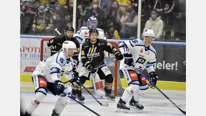 Bild: Hubert Ziegler
Gespannt erwarten die Amberger Richard Stütz (dunkles Trikot, links) und Brett Mennear den Schuss ihres Mannschaftskollegen, kurz danach schlug es im Kasten von Weidens Torhüter Ennio Albrecht (hinten) zum 2:1 für den ERSC ein. Die Weidener Verteidiger Ralf Herbst (vorne links) und Elia Ostwald (ganz rechts) haben in dieser Szene das Nachsehen.