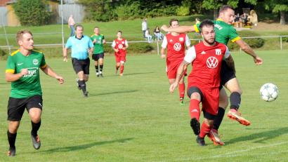 Bild: heh
Der TSV Konnersreuth gewann das Spitzenspiel der Kreisliga Süd gegen den VfB Arzberg mit 2:0. Hier wird Oliver Schicker (rotes Trikot), Schütze des zweiten Treffers, von Ralf Dörr bedrängt.