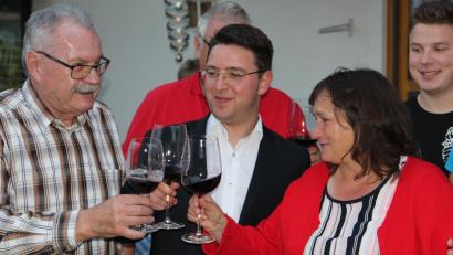 Bild: upl
Darauf einen edlen Roten: Im Garten ihres Wohnhauses stieß Marianne Schieder mit ihrem Bundestags-Vorgänger Georg Pfannenstein (links) und SPD-Kreisvorsitzendem Peter Wein (Mitte) auf das Wahlergebnis an.