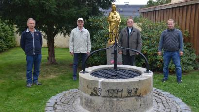 Bild: ak
Pfarrer Markus Bruckner (Zweiter von rechts) dankte Ernst Braunreuther, Georg Sieber und Christian Schwendner (von links) die sich des Marienbrunnens angenommen haben.