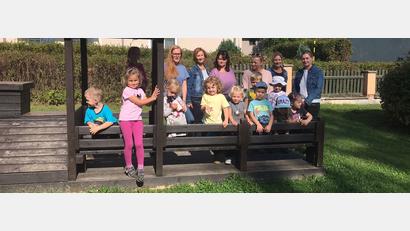 Bild: njn
Lenka Uschold (Fünfte von rechts) besuchte mit den Erzieherinnen Stefanie Urban (Zweite von rechts) und Verena Müller (rechts) den Partnerkindergarten in Klimatov. Mit auf dem Bild einige Kinder und Erzieherinnen des tschechischen Kindergartens.