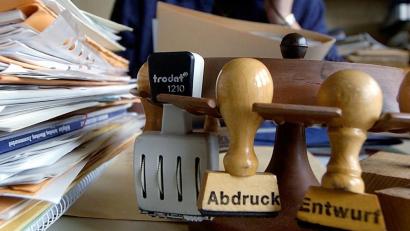 Bild: Armin Weigel
Gibt es für ungeimpfte Beamte weiter Geld, wenn sie in Quarantäne müssen? Die Rechtslage ist unklar