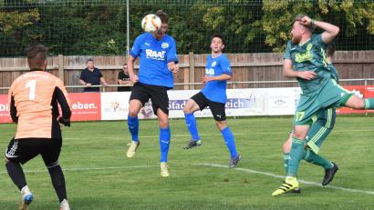 Bild: gb
Der SV Mitterteich unterlag am Sonntag dem FC Herzogenaurach mit 1:3. Hier köpft Kevin Rockwell zum 1:0 für die Gäste ein, Torwart Dominik Pautsch und Bastian Strehl können den Treffer nicht verhindern.