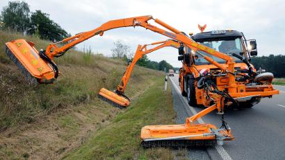 Bild: Stephan Huber
Hier ist der "Straßenbetriebsdienst" im Einsatz: Die Straßenmeisterei mäht an der B 85 bei Schäflohe den Grünstreifen. Dabei beschreitet sie aber neue Wege, lässt bewusst auch Bewuchs stehen.
