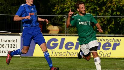 Bild: ham
Johannes Wesnitzer (rechts) bejubelt das 1:0 für den FC Wernberg. Die Mannschaft schlug den SV Etzenricht mit 3:1 und schiebt sich in der Tabelle der Bezirksliga Nord nach vorne.
