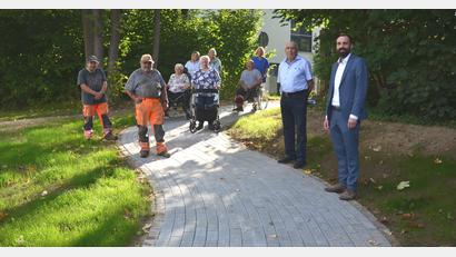 Bild: gi
Seniorenbeauftragter Harald Köcher (Zweiter von rechts) hatte Erfolg bei der Gemeinde mit Bürgermeister Armin Bulenda (rechts). Nun können Rollstuhlfahrer der Wohnanlage gefahrlos zu einem Kirchenbesuch starten.