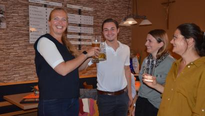 Bild: Kunz
Silke Klotz (links) stößt mit Juli-Chef Sascha Anton auf den Wahlausgang an.