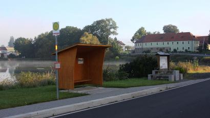 Bild: wro
Als Standort für den neuen Glockenturm hat man eine derzeit noch freie Fläche an der Bushaltestelle am Südufer des Kornthaner Weihers ins Auge gefasst.