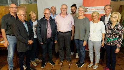 Bild: do
Der neue Vorstand des Vereins Kinderkrebshilfe in der Region Oberpfalz Nord mit Vorsitzendem Herbert Putzer (Mitte) und Weidens zweiten Bürgermeister Reinhold Wildenauer (Zweiter von rechts).