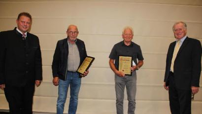 Theo Schaumberger (Zweiter von links) und Rudi Hartwich (Zweiter von rechts) sind zu Ehrenmitgliedern des TuS Mitterteich ernannt worden. TuS-Präsident Anton Bauernfeind (rechts) sowie Bürgermeister und TuS-Vizepräsident Stefan Grillmeier gratulierten.