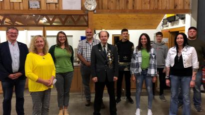 Bild: ga
Die neugewählte Vorstandschaft der Nabtal-Schützen Wölsendorf zeigt das Foto mit Schützenmeister Dietmar Pösl (Mitte) seinem Stellvertreter Georg Obermeier (links dahinter) und Bürgermeister Franz Grabinger (links).