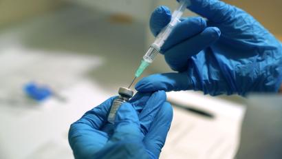 Symbolbild: Owen Humphreys/dpa
In allen bayerischen Impfzentren ist am Sonntag das Computersystem ausgefallen.