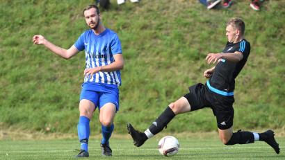 Bild: Büttner, Gerhard
Fabian Kutzer (links, Tremmersdorf) spielt den Pass, Gabriel Speckner (Vorbach) will stören. Der FC Vorbach entschie das Derby gegen den FC Tremmersdorf mit 3:2 für sich.