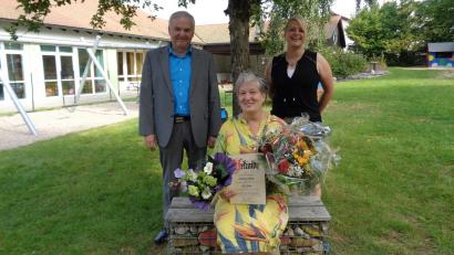 Bild: Gemeinde Kulmain/exb
Bürgermeister Günter Kopp und Kindergartenleiterin Corinna Fröhler (stehend) dankten Christina Lang (vorne) für 40 Jahre engagierte Mitarbeit im Kinderhaus Mobile.