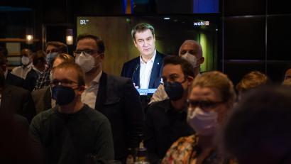 Bild: Sven Hoppe/dpa
Markus Söder (CSU), Ministerpräsident von Bayern, ist während der Wahlparty der CSU in der Parteizentrale auf einem Monitor zu sehen.