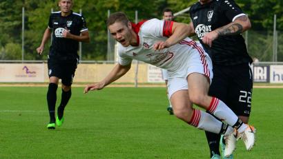 Bild: aho
Simon Graßmann (rechts/hier im Spiel gegen die DJK Arnschwang) sah in der Partie beim FC Ränkam die Gelb-Rote Karte. Die Schwarzenfelder verloren mit 1:6.